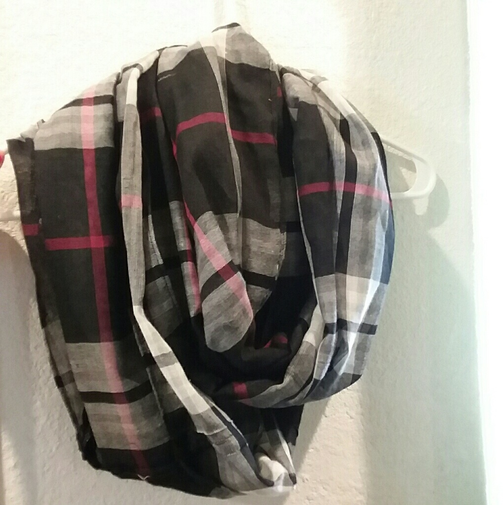 Very soft great condition plaid infinity scarf